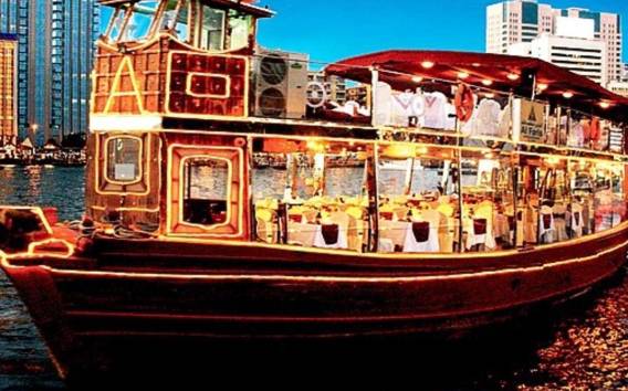Dubai: Dhow Cruise Marina Dinner mit hohem Unterhaltungswert
