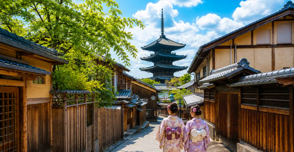 Kiyomizu-dera, Sannenzaka Guided Tour with Kimono & Matcha