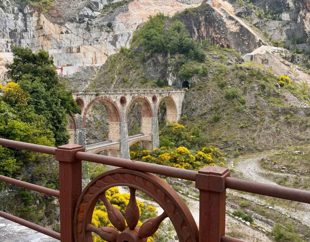 Tour durch die Marmorsteinbrüche von Carrara mit leichtem Mittagessen und Lardo IGP
