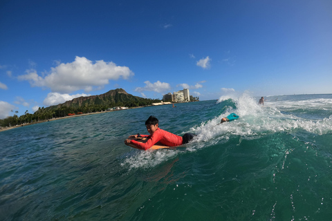 Clase de bodyboard en Waikiki, dos alumnos por instructor