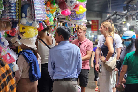 Hue: Excursão gastronómica a pé com serviço de busca no hotel e guia localTour gastronómico de rua em Hue de bicicleta