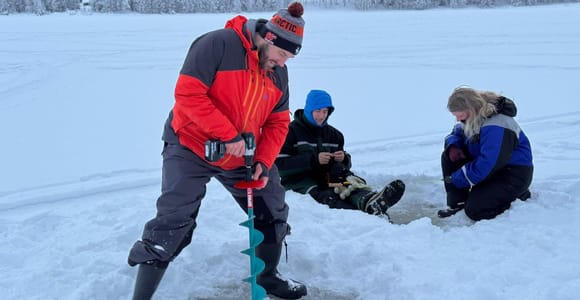 Levi: Wilderness Ice Fishing Tour with Bonfire & Lunch
