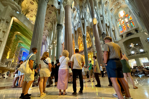 Barcelona: Sagrada Familia, La Pedrera &amp; Cava ProeverijPrivétour Sagrada Familia en Casa Milà met Cava