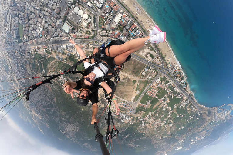 Aventura de parapente biplaza en Alanya con pilotos profesionales.Experiencia de parapente biplaza con servicio de recogida del hotel