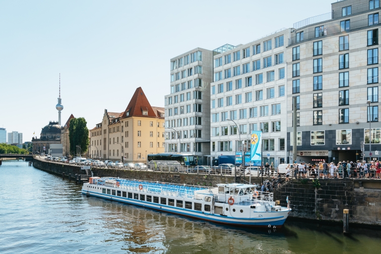 Berlin: Stadtrundfahrt per Boot mit SitzplatzgarantieAbfahrt an der Friedrichstraße mit Audioguide
