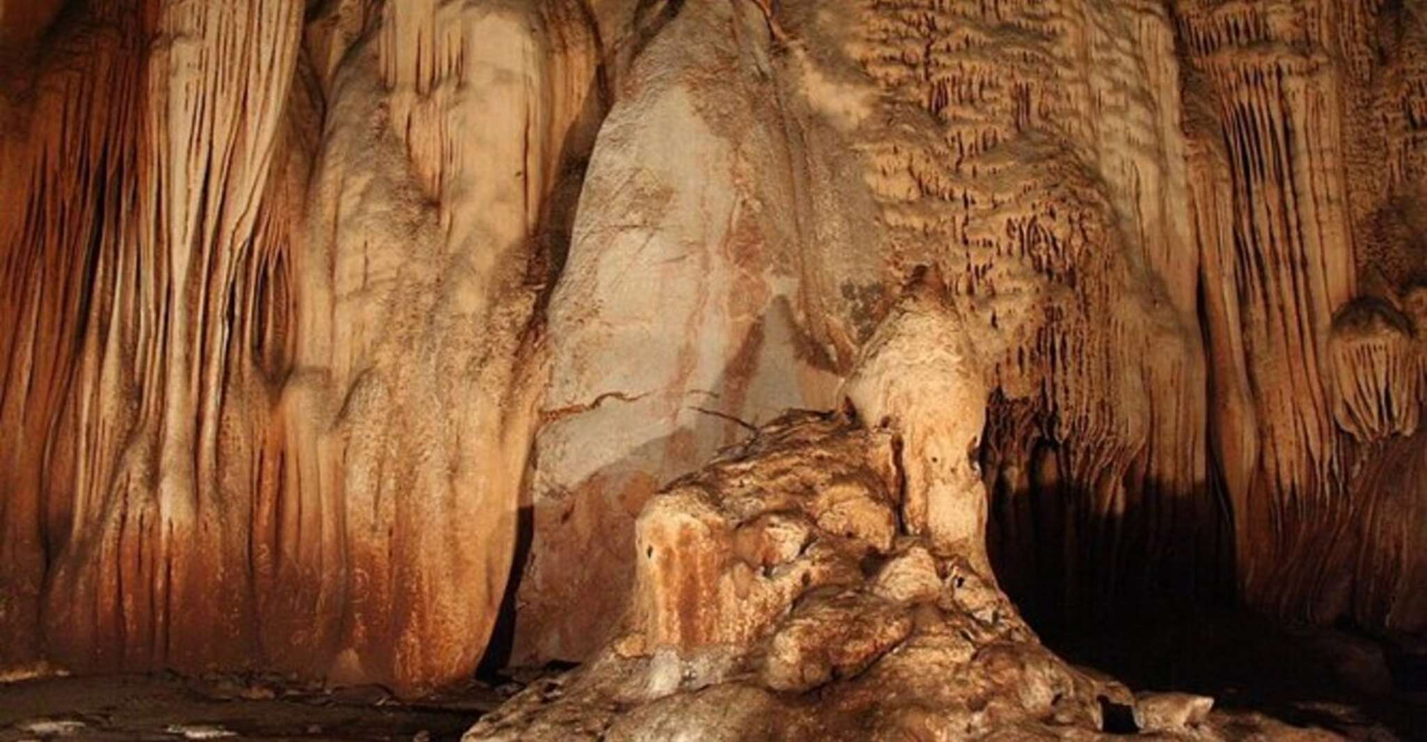 Chiang Mai, Chiang Dao Cave, cascata appiccicosa con longneck - Housity