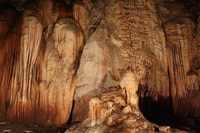 Chiang Mai, Chiang Dao Cave, Sticky Waterfall met Longneck - Housity