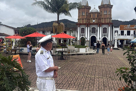 Guatapé: Boat Tour, Peñol Rock & Colorful Town with Meals
