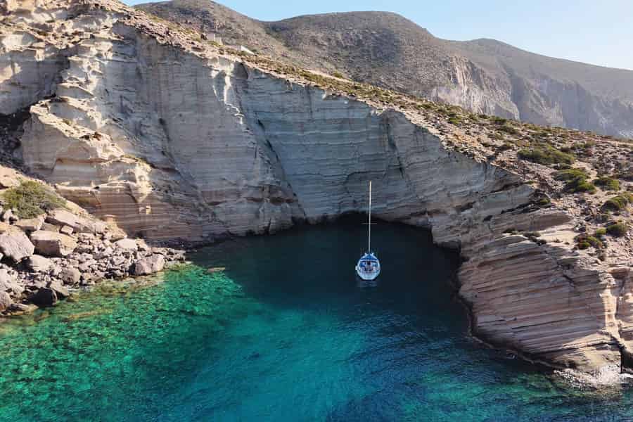 Paros Antiparos: Ganztägige Bootstour mit Mittagessen und Getränken. Foto: GetYourGuide