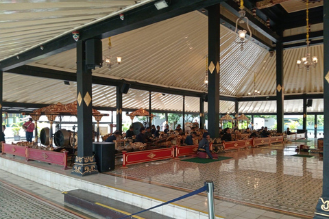 Yogyakarta: wandeltour met gids naar het paleis van de sultan en TamansariYogyakarta: begeleide wandeltour naar het paleis van de sultan en Tamansari