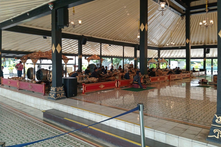 Yogyakarta: wandeltour met gids naar het paleis van de sultan en TamansariYogyakarta: begeleide wandeltour naar het paleis van de sultan en Tamansari