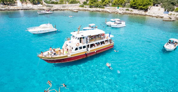 Trogir: Blue Lagoon & 3-Inseln-Bootstour mit Speisen und Getränken