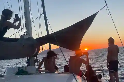 Passeio de catamarã à tarde: Kleftiko meio dia com pôr do sol