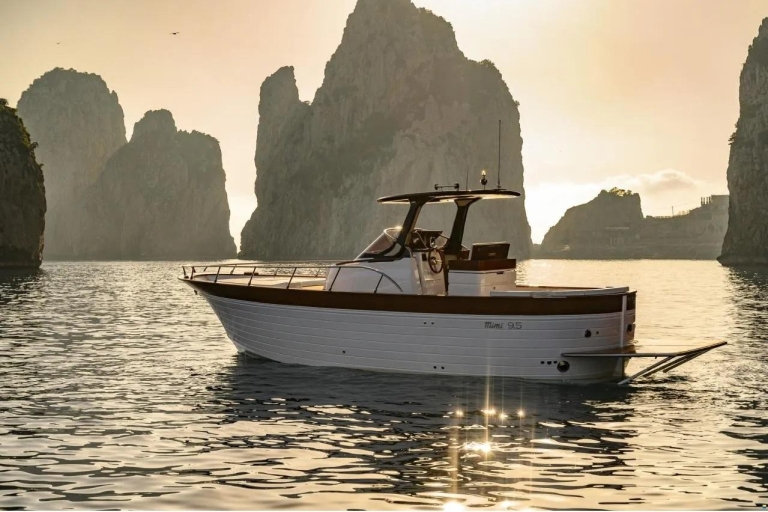 desde Sorrento: Excursión en barco por Capri al atardecerdesde Sorrento: Atardecer Capri Barco de Lujo