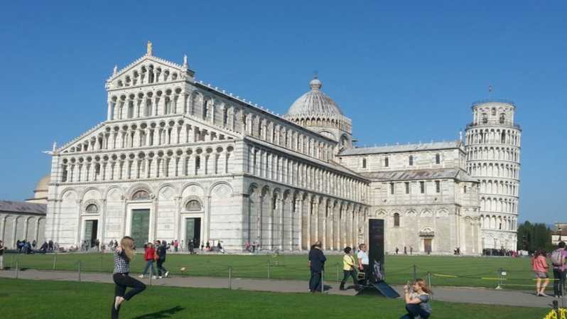 From Livorno: Guided Day Trip to Florence and Pisa by Bus