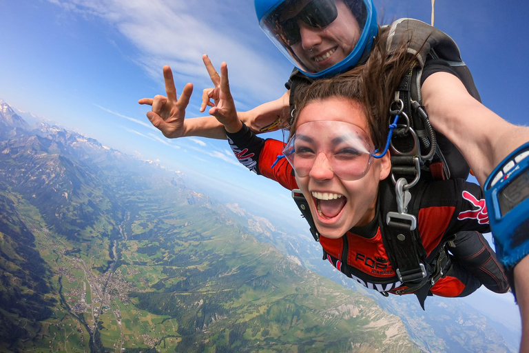 Interlaken : Saut en parachute au-dessus des Alpes suisses