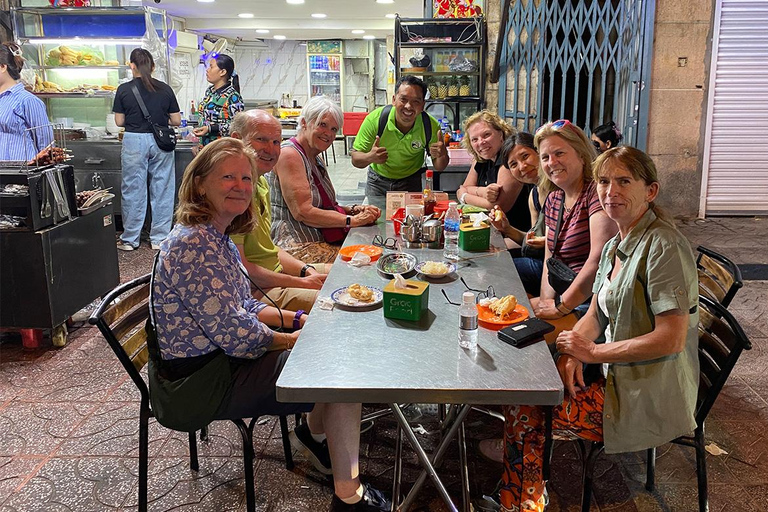 Phnom Penh: Sunset Cruise & Evening City Highlights Tour Vespa Option + English Guide