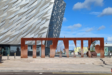From Belfast: Giants Causeway and Belfast Black Taxi Tour