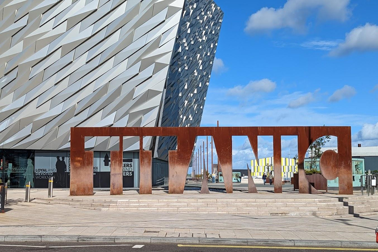 From Belfast: Giants Causeway and Belfast Black Taxi Tour
