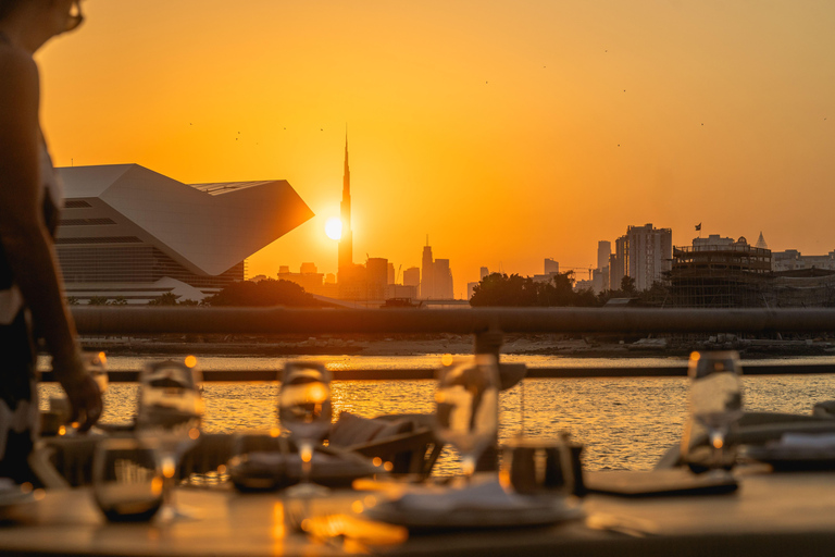 迪拜：日落与晚餐游轮之旅，乘“娜拉女士”号启航上层甲板