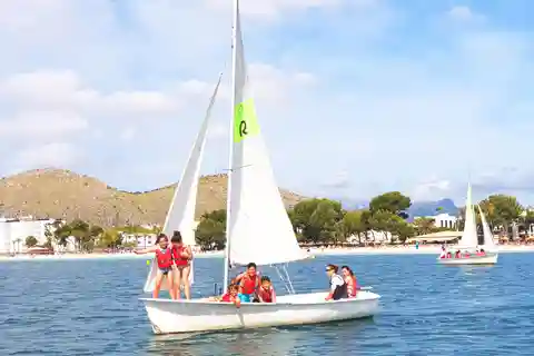 Light sailing experience with instructor