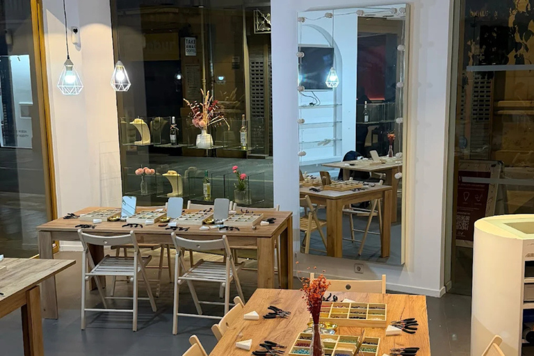 Valencia: Jewelry-Making Workshop with Unlimited Drinks