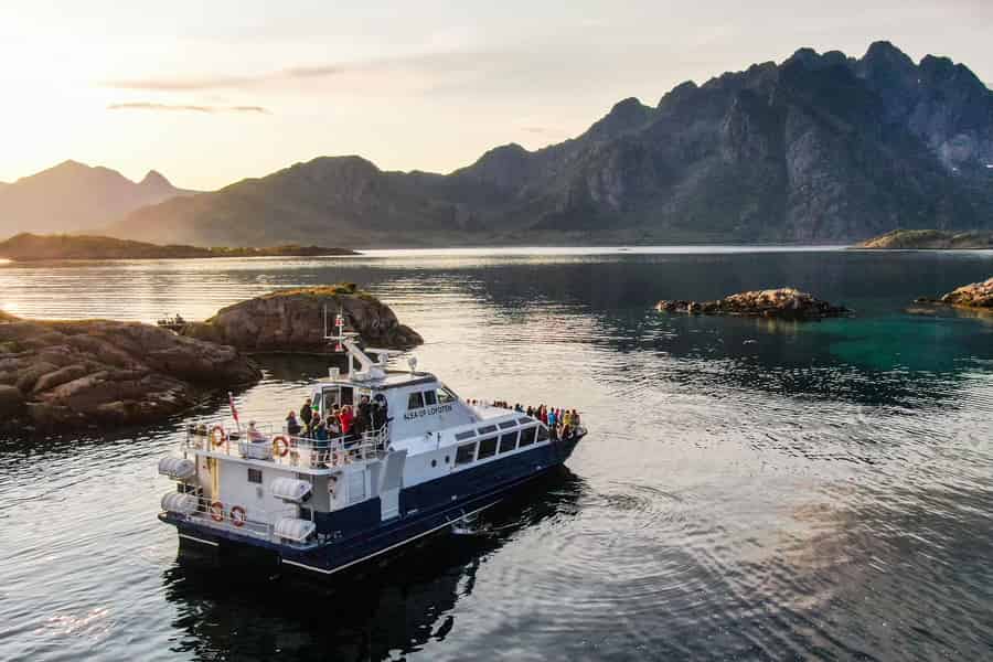 Von Svolvær: Lofoten-Trollfjord-Kreuzfahrt & Seeadler-Safari. Foto: GetYourGuide