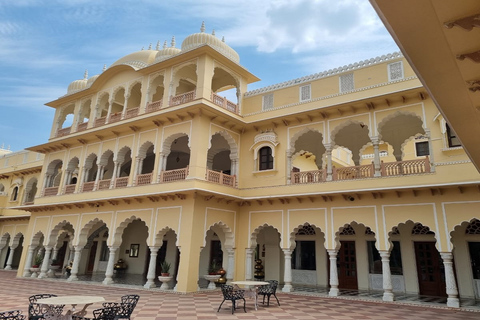 Jaipur: Un Gran Patrimonio en el Mismo Día - Heritage Rajasthanexcursión con almuerzo, entrada a los monumentos, coche y guía local solamente.