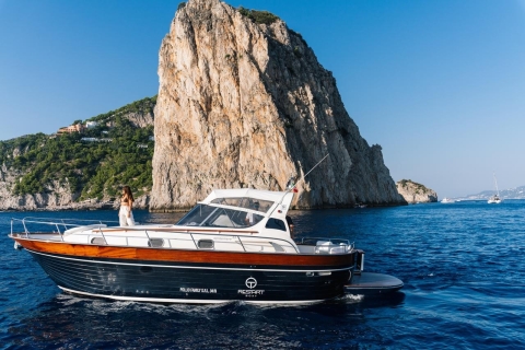 Positano : visite en bateau de Capri avec boissons et collationsBateau Sparviero de 28 pieds pouvant accueillir jusqu'à 10 personnes