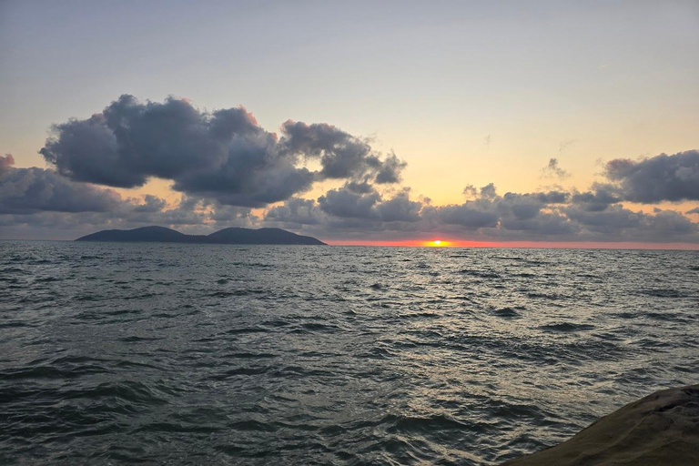 Berat: Private Sunset Tour with Wine and Fruits