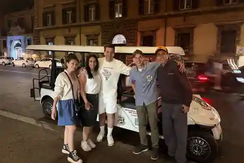 Rome : Visite touristique nocturne en voiturette de golf privée et Aperitivo