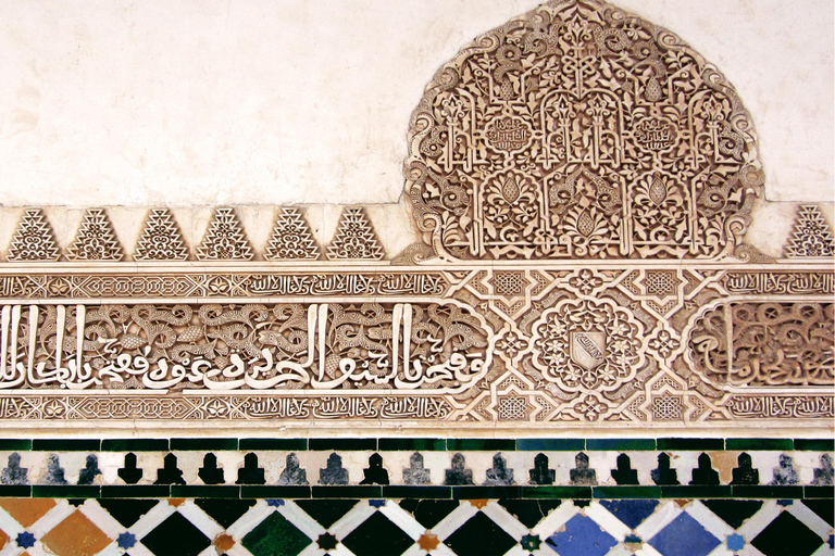 Granada: Alhambra with Nasrid Palaces Audio-Described Tour Granada: Alhambra and Generalife Audio-Described Tour