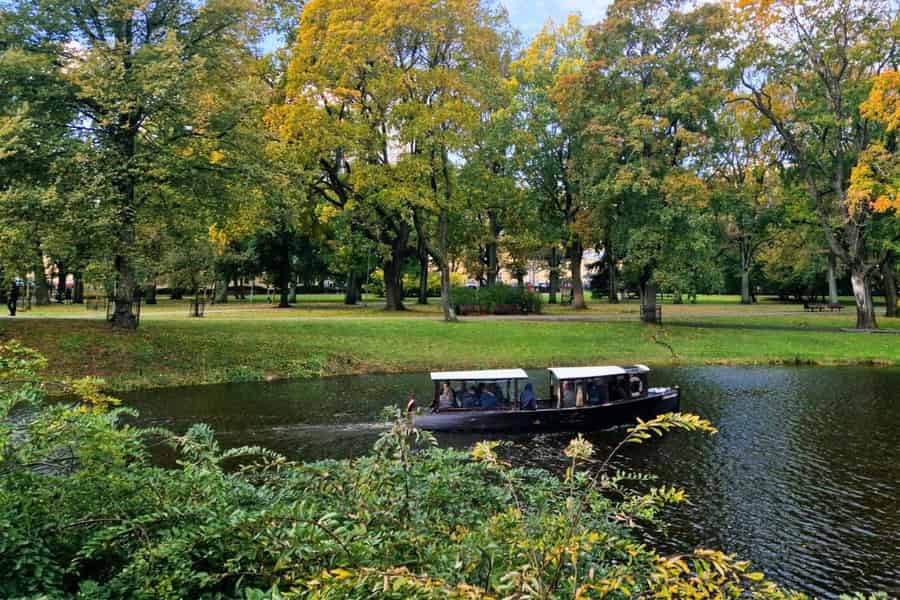 Riga: Kanal-Bootstour mit Getränk & Altstadt-Audiotour. Foto: GetYourGuide