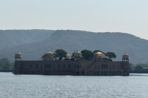 Jaipur : Visite d&#039;une journée complète des points forts de la ville avec un guide touristiqueVisite d&#039;une journée de Jaipur en voiture privée + guide + déjeuner + monuments