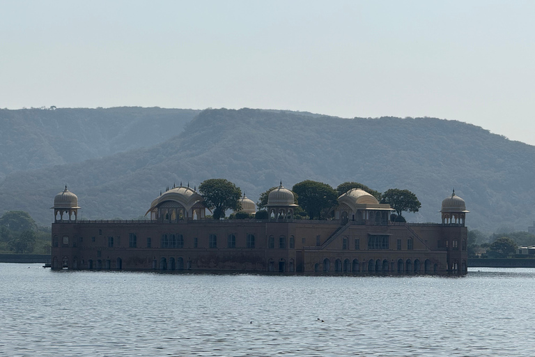Jaipur : Visite d&#039;une journée complète des points forts de la ville avec un guide touristiqueVisite d&#039;une journée de Jaipur en voiture privée + guide + déjeuner + monuments