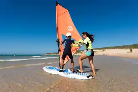 Tarifa, Cádiz: Windsurfing-Kurse für alle Stufen und Altersgruppen