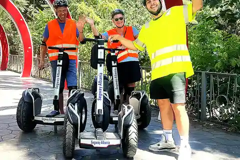 Tirana: Segway-Stadtrundfahrt mit ortskundigem Guide und den wichtigsten Sehenswürdigkeiten der Stadt