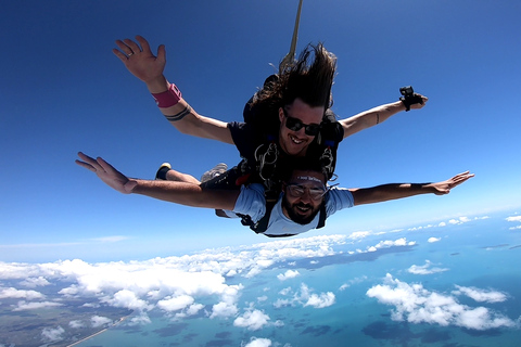 Airlie Beach: Tandem parachutespringen met landing op het strand