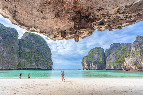 Phuket: Tour in catamarano di ultima generazione a Phi Phi e Maya Bay