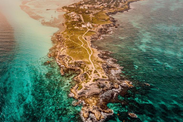 Från Cancun: Njut av en katamarantur till Islas Mujeres med transport.