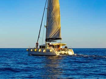 Atenas: experiencia privada en catamarán con comida y barra libre