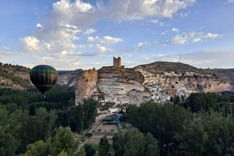 Alcalá del Júcar: Sunrise Hot Air Balloon Flight