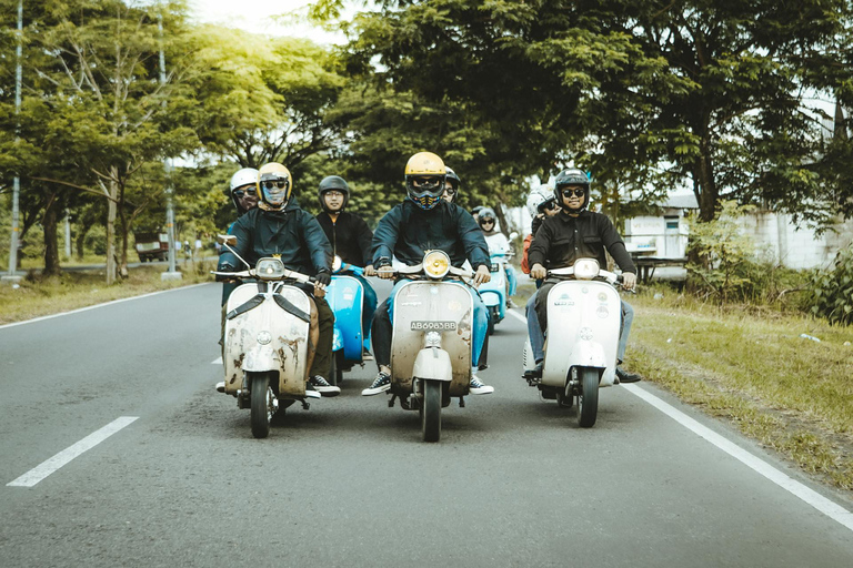 Kandy: Vespa City Tour with Gelato and Optional Photoshoot