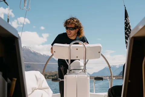 Lago de Como: excursión en velero con aperitivo tradicional