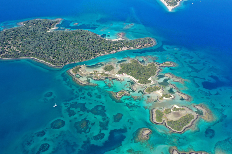 Athènes : excursion d&#039;une journée en bateau avec baignade et piscine thermaleAthènes : excursion d&#039;une journée en bateau vers les îles avec baignade