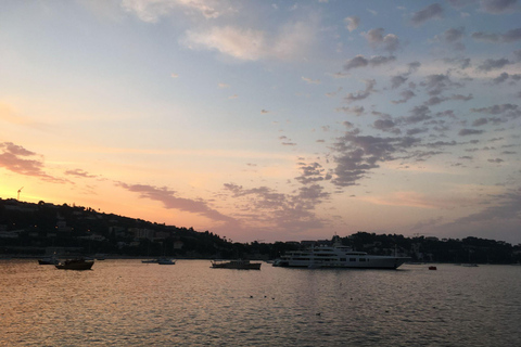 فيلفرانش سور مير: جولة بالقارب عند غروب الشمسفيلفرانش سور مير: جولة بالقارب عند الغروب