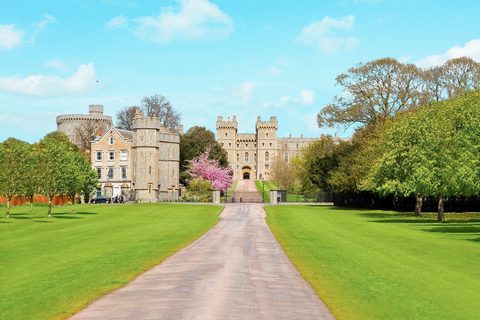 Londres : journée à Stonehenge, Windsor et Bath en busVisite avec billets pour Stonehenge et le château de Windsor