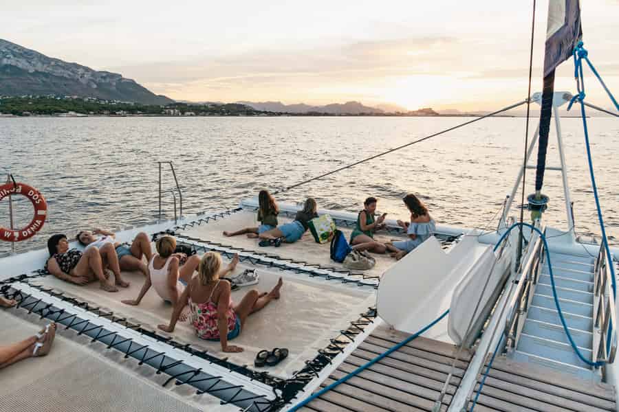 Dénia: Katamaran-Kreuzfahrt bei Tag oder Sonnenuntergang. Foto: GetYourGuide