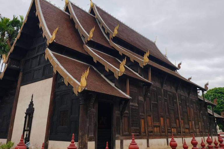 Chiang Mai: Old City Walking Tour with Temples & History Small Group Without Entry Fees