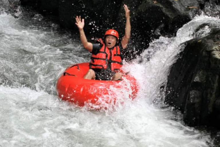 Aventura de tubagem em Bali: Flutuação refrescante através de selvas exuberantes